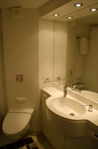 Balcony stateroom bathroom. My particular category features a combination tub-shower just off-screen. Photo © 2015 Aaron Saunders