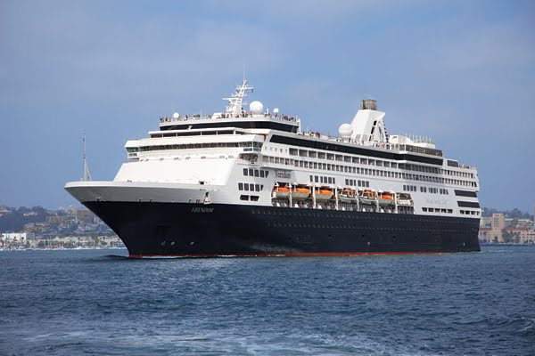 Holland America’s Veendam sails to Bermuda in 2016.